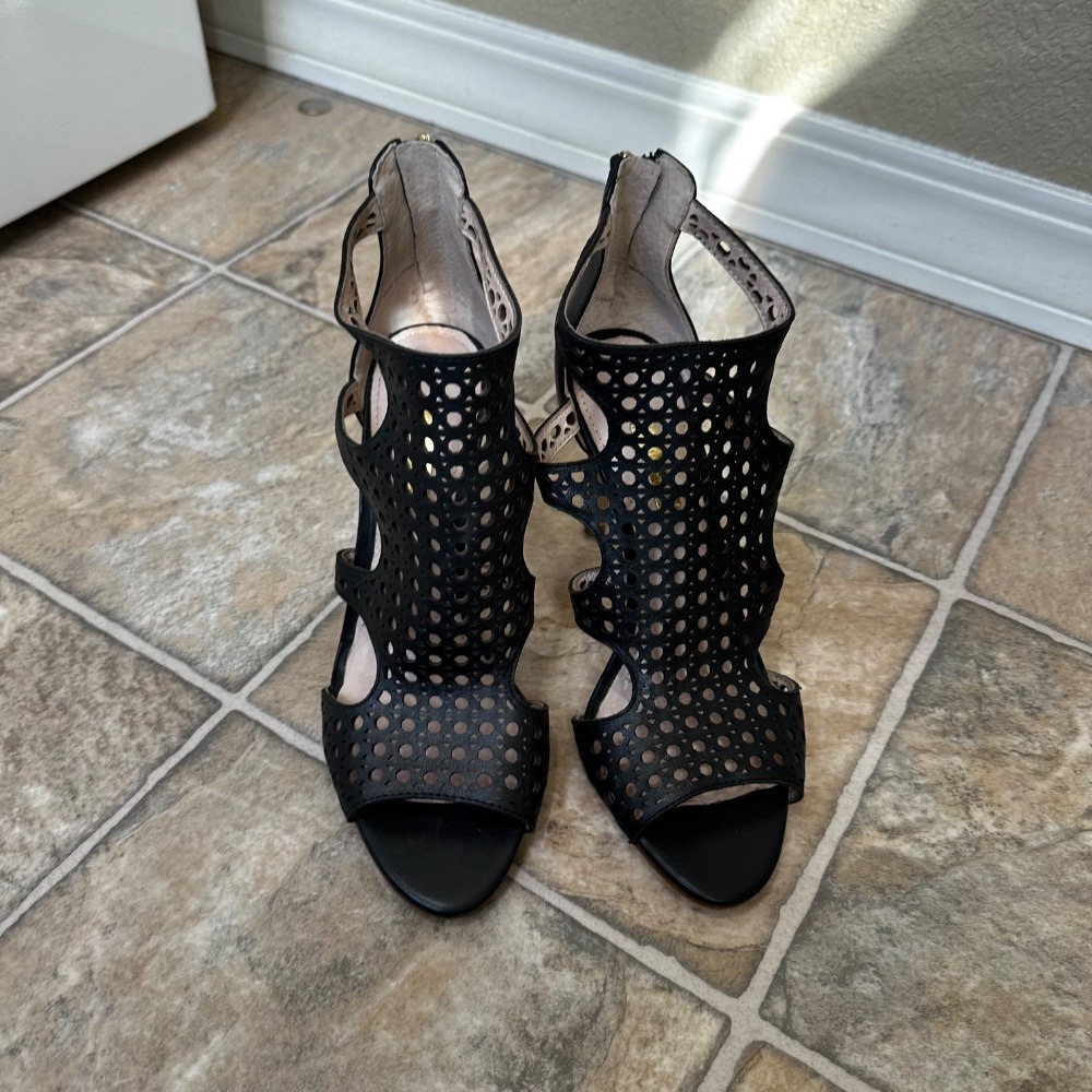 Louise‎ et Cie Heels Sandals Leather Perforated Stiletto Black 7.5 - Picture 4 of 9